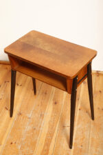 Nieduży zgrabny modernistyczny orzechowy stolik pod radio z otwartą półką i lakierowanymi na czarno nogami, Typ 600-203, Przedsiębiorstwo Obróbki Drewna w Koronowie. Polska, 1970 rok - obrazek 10