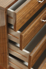 Nieduża ciemna mahoniowa komoda w połysku z czterema szufladami z metalowymi uchwytami, Warszawskie Fabryki Mebli, ul.Kawęczyńska 36, Polska, lata 70. - obrazek 10