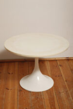 Masywny i ciężki stolik kawowy/ pomocnik typu "Tulip" z okrągłym kamiennym/marmurowym blatem na metalowej rozszerzającej się do dołu nodze w stylu projektów Eero Saarinena, Space Age, Włochy, lata 70. - obrazek 2