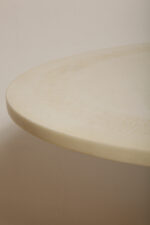 Masywny i ciężki stolik kawowy/ pomocnik typu "Tulip" z okrągłym kamiennym/marmurowym blatem na metalowej rozszerzającej się do dołu nodze w stylu projektów Eero Saarinena, Space Age, Włochy, lata 70. - obrazek 20