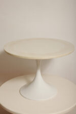 Masywny i ciężki stolik kawowy/ pomocnik typu "Tulip" z okrągłym kamiennym/marmurowym blatem na metalowej rozszerzającej się do dołu nodze w stylu projektów Eero Saarinena, Space Age, Włochy, lata 70. - obrazek 17