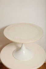 Masywny i ciężki stolik kawowy/ pomocnik typu "Tulip" z okrągłym kamiennym/marmurowym blatem na metalowej rozszerzającej się do dołu nodze w stylu projektów Eero Saarinena, Space Age, Włochy, lata 70. - obrazek 37