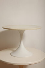 Masywny i ciężki stolik kawowy/ pomocnik typu "Tulip" z okrągłym kamiennym/marmurowym blatem na metalowej rozszerzającej się do dołu nodze w stylu projektów Eero Saarinena, Space Age, Włochy, lata 70. - obrazek 4