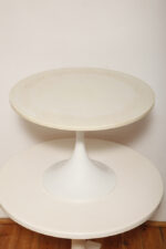 Masywny i ciężki stolik kawowy/ pomocnik typu "Tulip" z okrągłym kamiennym/marmurowym blatem na metalowej rozszerzającej się do dołu nodze w stylu projektów Eero Saarinena, Space Age, Włochy, lata 70. - obrazek 43