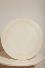 Masywny i ciężki stolik kawowy/ pomocnik typu "Tulip" z okrągłym kamiennym/marmurowym blatem na metalowej rozszerzającej się do dołu nodze w stylu projektów Eero Saarinena, Space Age, Włochy, lata 70. - obrazek 19