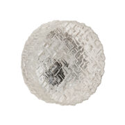 Szklany jednopunktowy okrągły przezroczysto lodowy kinkiet/lampa ścienna "Matrix" z geometrycznym i minimalistycznym wzorem osadzony na metalowej białej obejmie, Niemcy, lata 70.