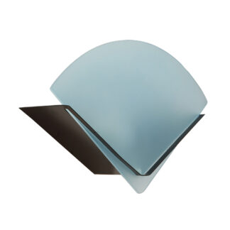 Jednopunktowa lampa ścienna/kinkiet z płaskim niebieskim kloszem w kształcie wachlarza osadzonym na metalowej czarnej podstawie, styl Memphis, Włochy, lata 80.