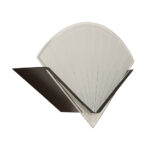 Jednopunktowa lampa ścienna/kinkiet ze szklanym płaskim mlecznobiałym kloszem w kształcie wachlarza osadzonym na metalowej czarnej podstawie, styl Memphis, Włochy, lata 80.