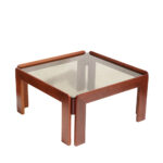 Kwadratowy niski stolik kawowy/pomocnik/stolik boczny na drewnianej konstrukcji o lekkim wiśniowym zabarwieniu ze szklanym dymionym w ciepłym odcieniu grubym blatem, projekt Afra i Tobia Scarpa dla Cassina, Włochy, lata 60.
