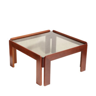 Kwadratowy niski stolik kawowy/pomocnik/stolik boczny na drewnianej konstrukcji o lekkim wiśniowym zabarwieniu ze szklanym dymionym w ciepłym odcieniu grubym blatem, projekt Afra i Tobia Scarpa dla Cassina, Włochy, lata 60.