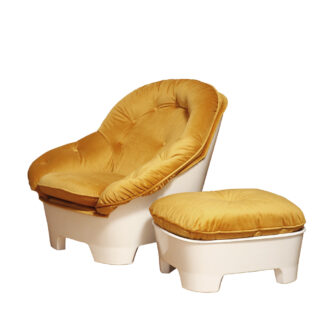 Szeroki fotel z podnóżkiem w stylu Space Age/Mid Century Modern w żółtym welurowym obiciu na białych lekkich cokołach z włókna szklanego, Włochy, lata 60.