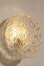 Szklany jednopunktowy okrągły przezroczysto lodowy kinkiet/lampa ścienna "Matrix" z geometrycznym i minimalistycznym wzorem osadzony na metalowej białej obejmie, Niemcy, lata 70. - obrazek 12