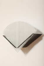 Jednopunktowa lampa ścienna/kinkiet ze szklanym płaskim mlecznobiałym kloszem w kształcie wachlarza osadzonym na metalowej czarnej podstawie, styl Memphis, Włochy, lata 80. - obrazek 12