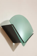 Jednopunktowa lampa ścienna/kinkiet z płaskim zielonym szklanym kloszem w kształcie wachlarza osadzonym na metalowej czarnej podstawie, styl Memphis, Włochy, lata 80. - obrazek 12