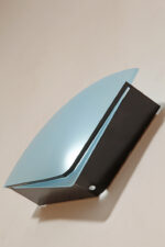 Jednopunktowa lampa ścienna/kinkiet z płaskim niebieskim szklanym kloszem w kształcie wachlarza osadzonym na metalowej czarnej podstawie, styl Memphis, Włochy, lata 80. - obrazek 11