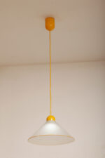 Szklana jednopunktowa lampa sufitowa z mlecznobiałym matowym częściowo reliefowym klosze w kształcie stożka z żółtymi dodatkami i podsufitką, Włochy, lata 80/90. - obrazek 16