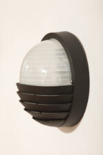 Dwupunktowa okrągła outdoorowa lampa ścienna/kinkiet ze szklanym reliefowym mlecznobiałym kloszem w czarnej w połowie ażurowej oprawie z tworzywa, firma Prisma, Włochy, lata 80/90. - obrazek 12