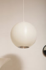Jednopunktowa mlecznobiała duża (40 cm) lampa sufitowa z tworzywa w kształcie kuli z aluminiowym srebrnym odbłyśnikiem na dole, Philips, Holandia, lata 90. - obrazek 11