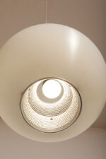 Jednopunktowa mlecznobiała lampa sufitowa z tworzywa w kształcie kuli z aluminiowym srebrnym odbłyśnikiem na dole, Philips, Holandia, lata 90. - obrazek 12