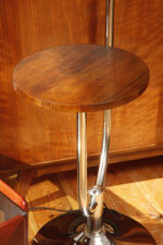 Jednopunktowa chromowana lampa podłogowa z ruchomym ramieniem z regulacją wysokości, fornirowanym w orzechu okrągłym blatem i szklanym kloszem w kształcie kuli, Art Deco/Bauhaus, projekt Robert Slezák z lat 30. XX wieku - obrazek 11