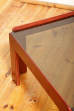 Kwadratowy niski stolik kawowy/pomocnik/stolik boczny na drewnianej konstrukcji o lekkim wiśniowym zabarwieniu ze szklanym dymionym w ciepłym odcieniu grubym blatem, projekt Afra i Tobia Scarpa dla Cassina, Włochy, lata 60. - obrazek 11