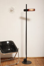 Smukła metalowa postmodernistyczna czarna lampa podłogowa Collona (Caltha) z regulowaną wysokością burgundowej głowicy, Gianfranco Frattini dla firmy Luci, Włochy, projekt z 1981 roku - obrazek 8