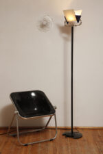 Jednopunktowa lampa połogowa "Triana" z kloszem złożonym z czterech szklanych płytek i z granatowymi półprzepuszczalnymi trójkątnymi uchwytami z tworzywa osadzonym na długim metalowym czarnym ramieniu, Postmodernizm i styl Memphis, projekt Perry King & Santiago Miranda dla Arteluce, Włochy, lata 80. - obrazek 11