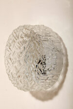 Szklany jednopunktowy okrągły przezroczysto lodowy kinkiet/lampa ścienna "Matrix" z geometrycznym i minimalistycznym wzorem osadzony na metalowej białej obejmie, Niemcy, lata 70. - obrazek 13