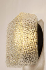 Szklany masywny fakturowy przeźroczysto lodowy kwadratowy jednopunktowy kinkiet/lampa ścienna z czarnym uchwytem z tworzywa, RZB (Rudolf Zimmermann Bamberg) Leuchten, Niemcy, lata 70. - obrazek 13