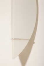 Bardzo duża (70 cm) dwupunktowa lampa ścienna/kinkiet w kształcie półksiężyca ze szklanym matowym mlecznobiałym dwuwarstwowym kloszem, Metal-Lux, Włochy, około 2000 roku - obrazek 12