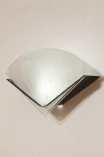 Jednopunktowa lampa ścienna/kinkiet ze szklanym płaskim mlecznobiałym kloszem w kształcie wachlarza osadzonym na metalowej czarnej podstawie, styl Memphis, Włochy, lata 80. - obrazek 13