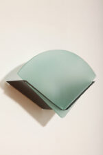 Jednopunktowa lampa ścienna/kinkiet z płaskim zielonym szklanym kloszem w kształcie wachlarza osadzonym na metalowej czarnej podstawie, styl Memphis, Włochy, lata 80. - obrazek 13