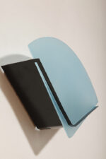 Jednopunktowa lampa ścienna/kinkiet z płaskim niebieskim szklanym kloszem w kształcie wachlarza osadzonym na metalowej czarnej podstawie, styl Memphis, Włochy, lata 80. - obrazek 12