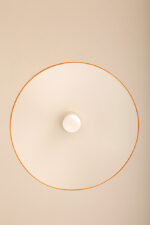 Szklana jednopunktowa lampa sufitowa z mlecznobiałym matowym częściowo reliefowym klosze w kształcie stożka z żółtymi dodatkami i podsufitką, Włochy, lata 80/90. - obrazek 7