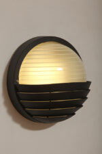 Dwupunktowa okrągła outdoorowa lampa ścienna/kinkiet ze szklanym reliefowym mlecznobiałym kloszem w czarnej w połowie ażurowej oprawie z tworzywa, firma Prisma, Włochy, lata 80/90. - obrazek 13