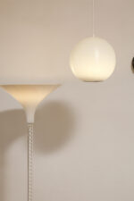 Jednopunktowa mlecznobiała lampa sufitowa z tworzywa w kształcie kuli z aluminiowym srebrnym odbłyśnikiem na dole, Philips, Holandia, lata 90. - obrazek 13