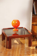 Kwadratowy niski stolik kawowy/pomocnik/stolik boczny na drewnianej konstrukcji o lekkim wiśniowym zabarwieniu ze szklanym dymionym w ciepłym odcieniu grubym blatem, projekt Afra i Tobia Scarpa dla Cassina, Włochy, lata 60. - obrazek 12