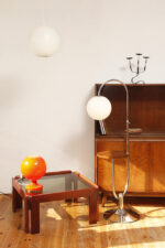 Jednopunktowa chromowana lampa podłogowa z ruchomym ramieniem z regulacją wysokości, fornirowanym w orzechu okrągłym blatem i szklanym kloszem w kształcie kuli, Art Deco/Bauhaus, projekt Robert Slezák z lat 30. XX wieku - obrazek 12