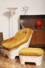 Szeroki fotel z podnóżkiem w stylu Space Age/Mid Century Modern w żółtym welurowym obiciu na białych lekkich cokołach z włókna szklanego, Włochy, lata 60. - obrazek 13