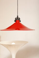 Czerwona metalowa jednopunktowa skandynawska lampa wisząca/sufitowa z czarnym uchwytem nad kloszem i czarną podsufitką, firma Decembre, Finlandia, lata 90. - obrazek 13