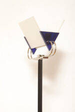 Jednopunktowa lampa połogowa "Triana" z kloszem złożonym z czterech szklanych płytek i z granatowymi półprzepuszczalnymi trójkątnymi uchwytami z tworzywa osadzonym na długim metalowym czarnym ramieniu, Postmodernizm i styl Memphis, projekt Perry King & Santiago Miranda dla Arteluce, Włochy, lata 80. - obrazek 12