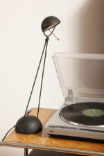 Czarna matowa jednopunktowa metalowa lampa biurkowa "Meridiana" z ruchomym ramieniem i kloszem, projekt Paolo Piva dla Stefano Cevoli, Włochy, wzór z 1983 roku - obrazek 12