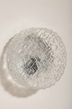 Szklany jednopunktowy okrągły przezroczysto lodowy kinkiet/lampa ścienna "Matrix" z geometrycznym i minimalistycznym wzorem osadzony na metalowej białej obejmie, Niemcy, lata 70. - obrazek 14