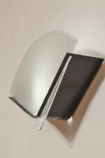 Jednopunktowa lampa ścienna/kinkiet ze szklanym płaskim mlecznobiałym kloszem w kształcie wachlarza osadzonym na metalowej czarnej podstawie, styl Memphis, Włochy, lata 80. - obrazek 14