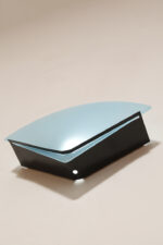 Jednopunktowa lampa ścienna/kinkiet z płaskim niebieskim szklanym kloszem w kształcie wachlarza osadzonym na metalowej czarnej podstawie, styl Memphis, Włochy, lata 80. - obrazek 13