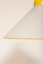 Szklana jednopunktowa lampa sufitowa z mlecznobiałym matowym częściowo reliefowym klosze w kształcie stożka z żółtymi dodatkami i podsufitką, Włochy, lata 80/90. - obrazek 17