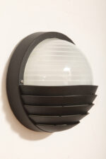 Dwupunktowa okrągła outdoorowa lampa ścienna/kinkiet ze szklanym reliefowym mlecznobiałym kloszem w czarnej w połowie ażurowej oprawie z tworzywa, firma Prisma, Włochy, lata 80/90. - obrazek 14