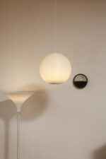 Jednopunktowa mlecznobiała duża (40 cm) lampa sufitowa z tworzywa w kształcie kuli z aluminiowym srebrnym odbłyśnikiem na dole, Philips, Holandia, lata 90. - obrazek 13