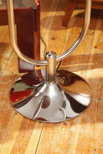 Jednopunktowa chromowana lampa podłogowa z ruchomym ramieniem z regulacją wysokości, fornirowanym w orzechu okrągłym blatem i szklanym kloszem w kształcie kuli, Art Deco/Bauhaus, projekt Robert Slezák z lat 30. XX wieku - obrazek 13