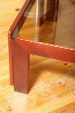 Kwadratowy niski stolik kawowy/pomocnik/stolik boczny na drewnianej konstrukcji o lekkim wiśniowym zabarwieniu ze szklanym dymionym w ciepłym odcieniu grubym blatem, projekt Afra i Tobia Scarpa dla Cassina, Włochy, lata 60. - obrazek 13